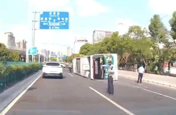 国汇策略 驾驶员突发不适，今晨一辆822路失控侧翻致2人受伤