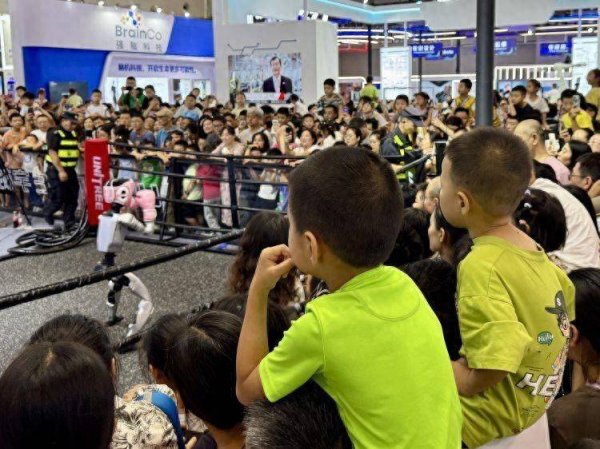 卓盛国际 上游观察｜智博会上每一张笑脸每一声赞叹，都是重庆人对AI最盛情的拥抱