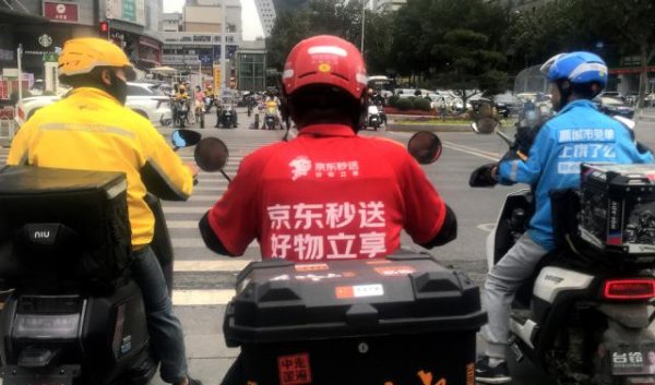 闪电策略 刘强东、王兴、吴泳铭的千亿对决