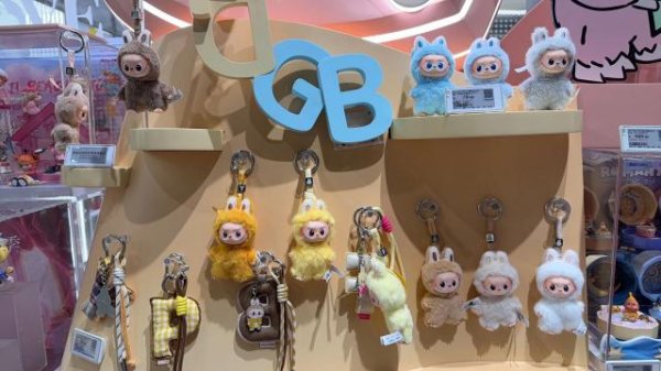 优配货主 卖爆了！全网“秒空”后，迷你版LABUBU线下提货排长队，有人一趟提6端 店员称暂无新库存，有门店已建28个“待货群”