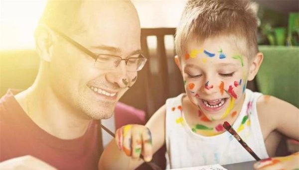 利鸿网 父母生活的样子，是孩子未来的样子，是快乐还是悲伤？